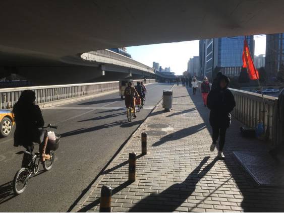 �Ҳ������壨�����������Ǹ�Ƣ��������ˣ���Ϊ�ڱ�����ׯ���ָ��ſ����г�ͣ�Ŵ���������ʱ����������ƽ�͵�����һ�����������졣�����ӹ����������������������ʼ�ƿڴ��